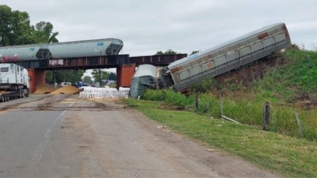 #IMPACTANTE | COLAPSÓ UN PUENTE Y CAYÓ UN TREN SOBRE UNA&nbsp;RUTA
