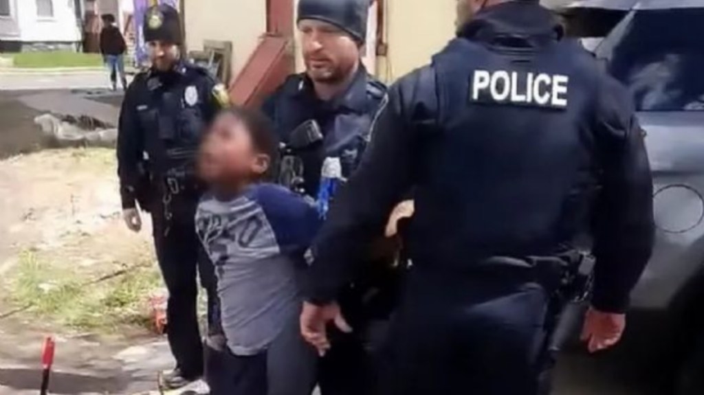 #ESCÁNDALO | LA POLICÍA DE NEW YORK ARRESTÓ A UN NENE DE 8 AÑOS POR ROBAR UNAS PAPAS&nbsp;FRITAS