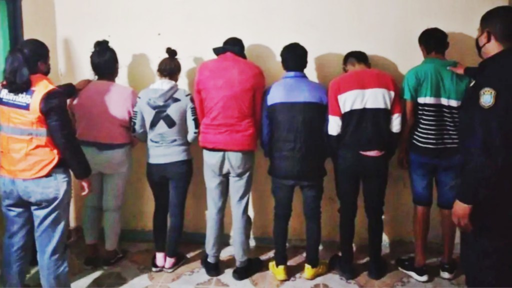 #HORROR | UNA CHICA DE 15 AÑOS FUE DROGADA Y VIOLADA EN GRUPO POR CUATRO CHICOS Y DOS AMIGAS DE ELLA 