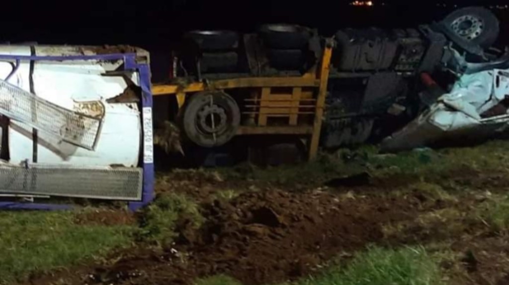 #TRAGEDIA | CAMIONERO QUE TRANSPORTABA QUÍMICOS MURIÓ AL VOLCAR CON SU&nbsp;VEHÍCULO