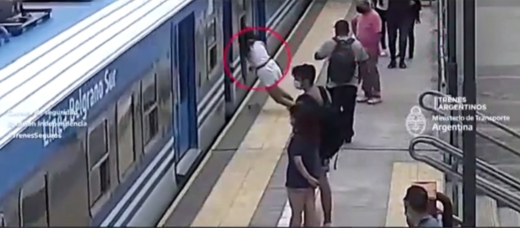 #VIDEO | SE DESMAYÓ Y CAYÓ DEBAJO DE UN&nbsp;TREN