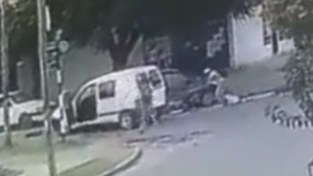 #POLICIALES | PERSEGUÍA EN CONTRAMANO A UNOS MOTOCHORROS Y ATROPELLÓ A DOS CHICOS EN&nbsp;BICICLETA