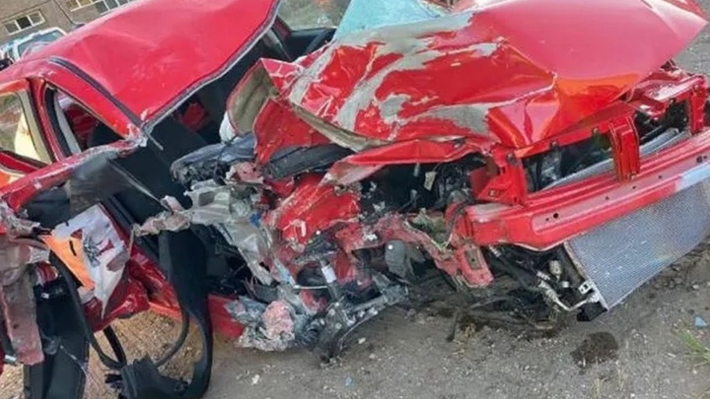 #VIDEO | BORRACHO ROBÓ UN AUTO DE UNA CONCESIONARIA Y LO ESTRELLÓ CONTRA UN POSTE A LAS CINCO&nbsp;CUADRAS