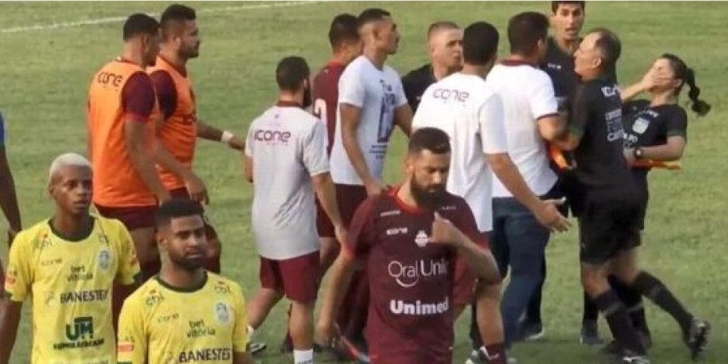 #ESCÁNDALO | UN TÉCNICO LE PEGÓ UN CABEZAZO EN LA CARA A UNA ÁRBITRO EN&nbsp;BRASIL