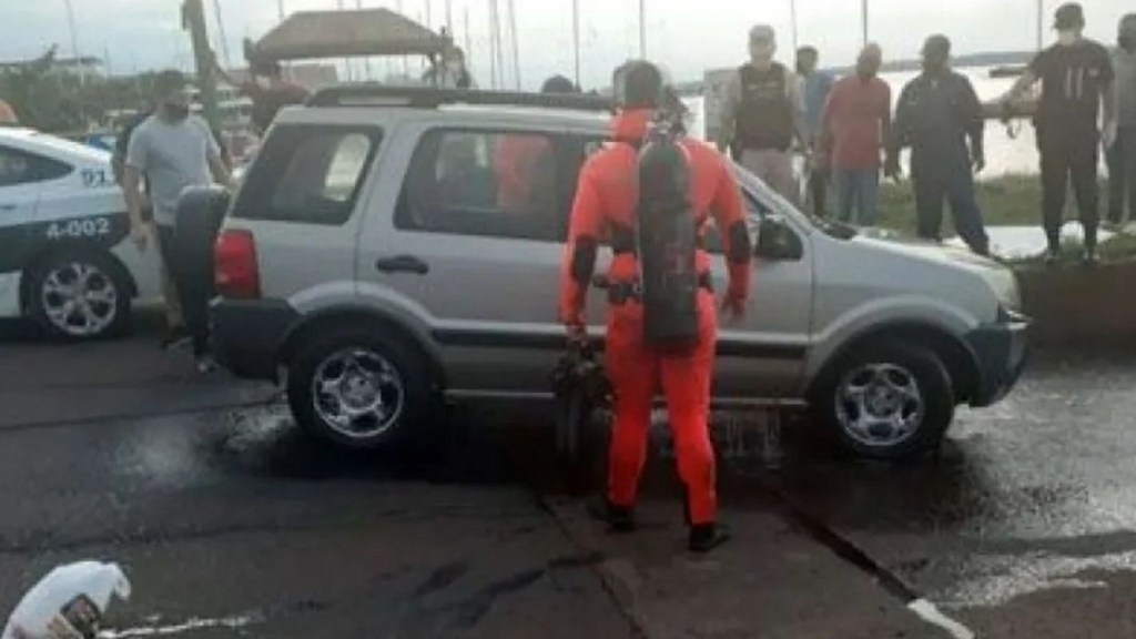 #HORROR | ENCONTRÓ UN CADÁVER DENTRO DE UNA CAMIONETA SUMERGIDA MIENTRAS NAVEGABA EN EL RIO&nbsp;PARANÁ