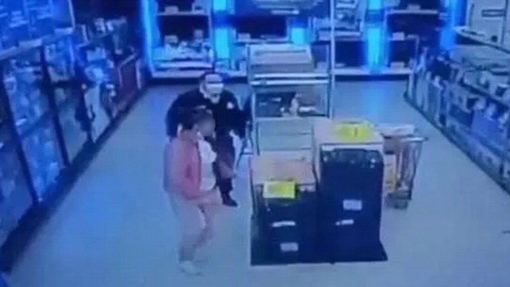 #BRUTAL | UNA CLIENTA TUVO UN ATAQUE DE FURIA Y CAUSÓ DESTROZOS Y GOLPEÓ A LOS EMPLEADOS DE UN SUPERMERCADO DE&nbsp;TRELEW