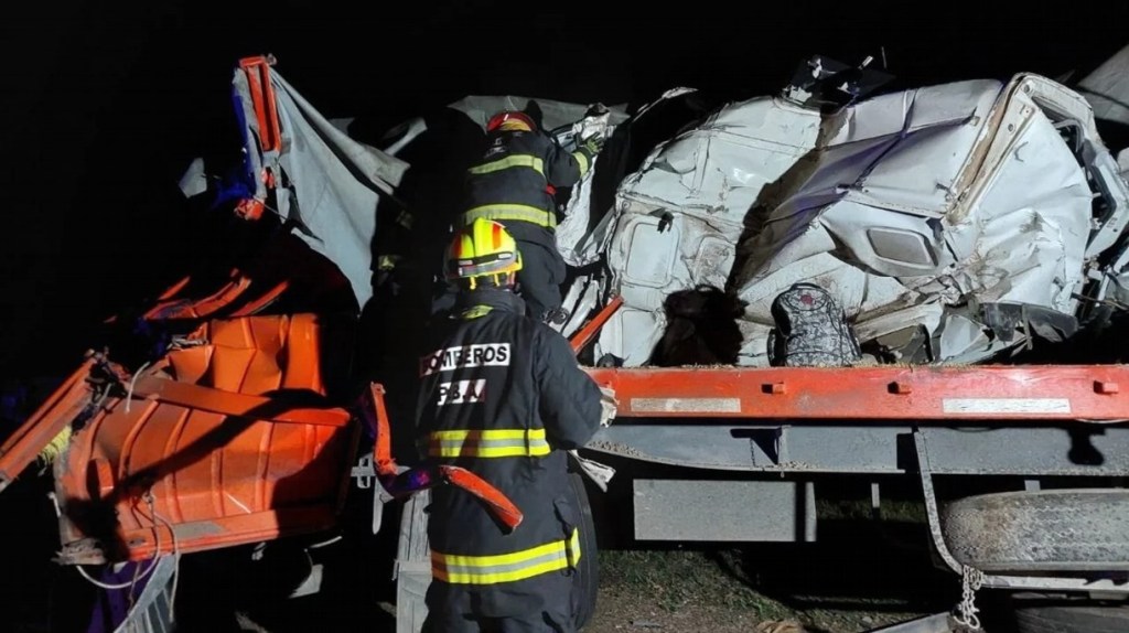 #TRAGEDIA | UN MUERTO Y DOS HERIDOS EN TRIPLE CHOQUE DE&nbsp;CAMIONES