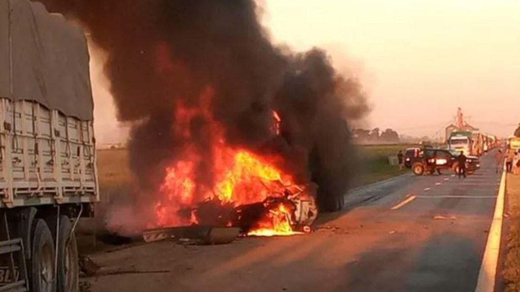 #TRAGEDIA | DOS MUERTOS EN UN CHOQUE ENTRE DOS CAMIONES Y UN&nbsp;AUTO