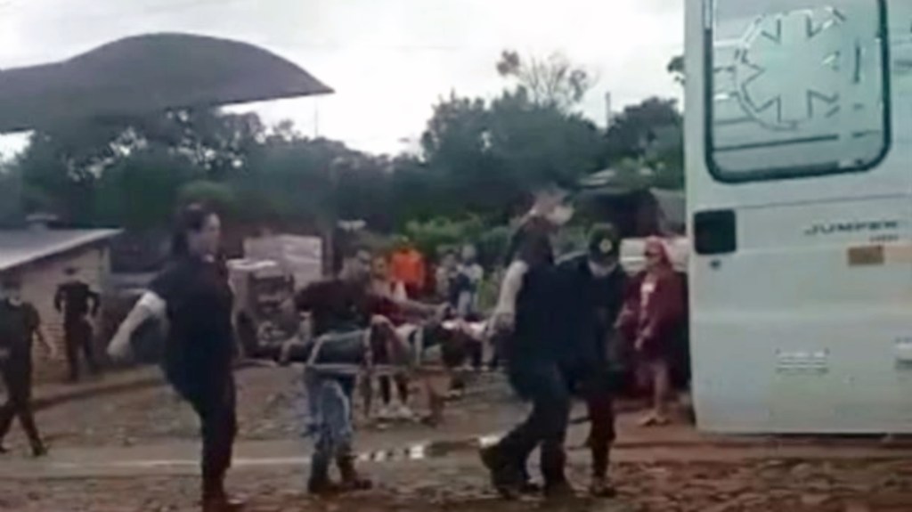 #VIDEO | UN HOMBRE SE ARROJÓ AL VACÍO AL VERSE RODEADO POR LA&nbsp;POLICÍA