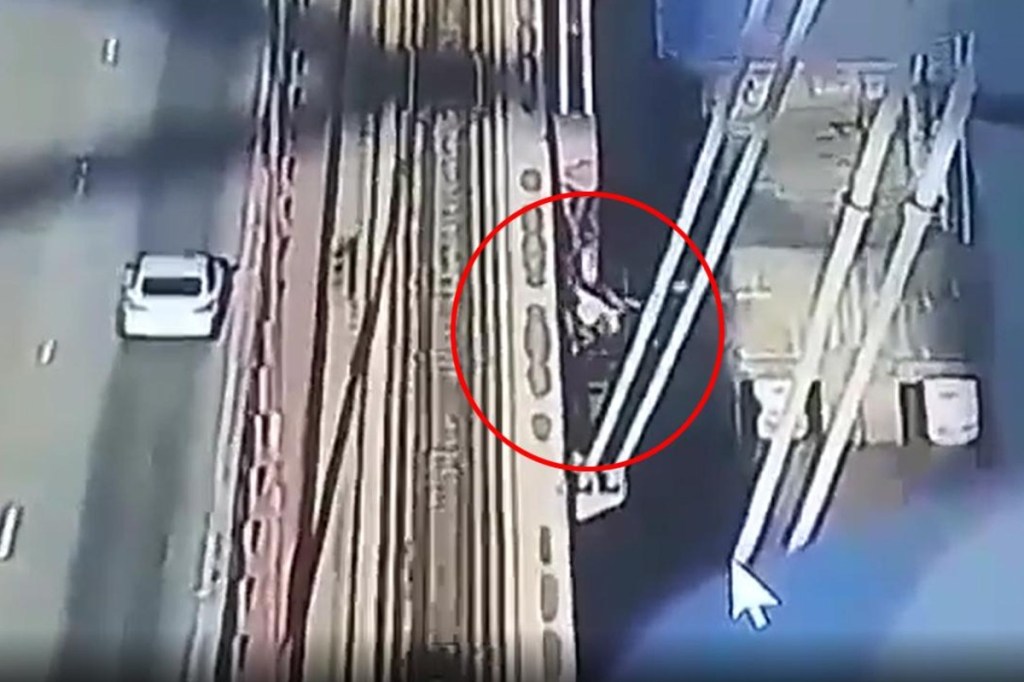 #VIDEO | ¿PACTO SUICIDA?: DOS HERMANOS SALTARON AL VACÍO DESDE UN PUENTE TOMADOS DE LA&nbsp;MANO