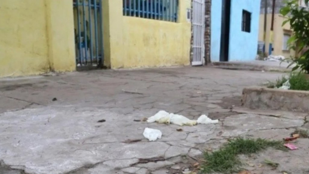 #MACABRO | ENCONTRARON UN CADÁVER ACRIBILLADO, CON LAS MANOS ATADAS, LOS OJOS VENDADOS Y UN MENSAJE&nbsp;MAFIOSO