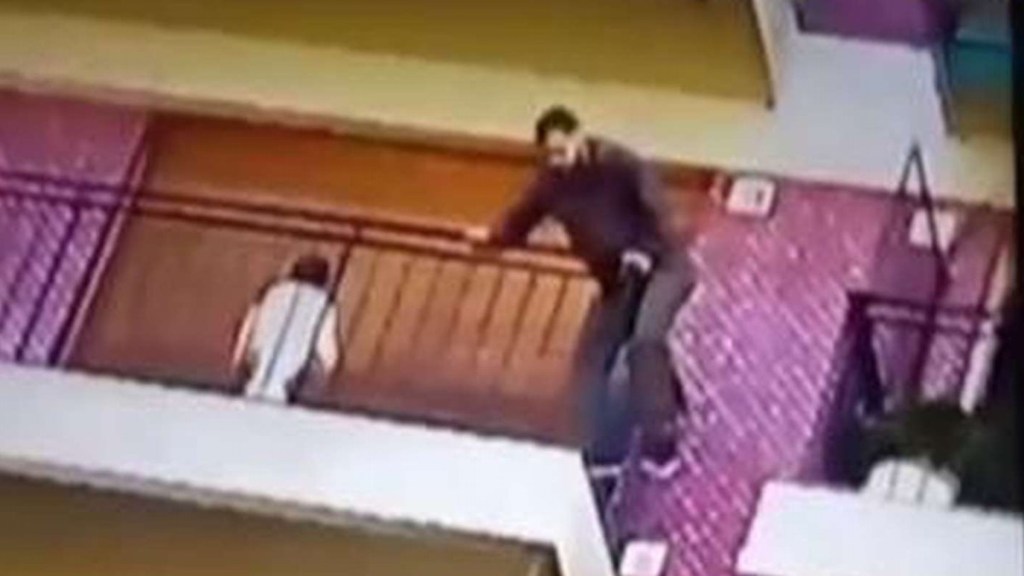 #HÉROE | NENE DE TRES AÑOS QUEDÓ ATRAPADO EN UN BALCÓN DE UN QUINTO PISO Y FUE RESCATADO POR EL ENCARGADO DEL&nbsp;EDIFICIO