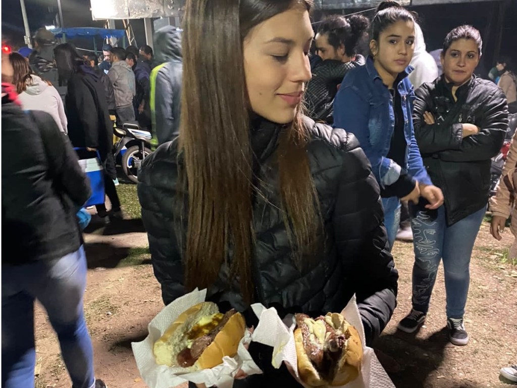 #INSÓLITO | PIDIÓ QUE LE BORREN DE LA FOTO A DOS CHICAS QUE LA MIRABAN MAL Y SE HIZO&nbsp;VIRAL