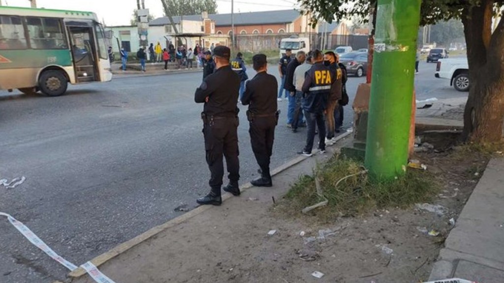 #POLICIALES | DELINCUENTES MATARON DE DOS BALAZOS A UN POLICÍA QUE ESPERABA EL&nbsp;COLETIVO