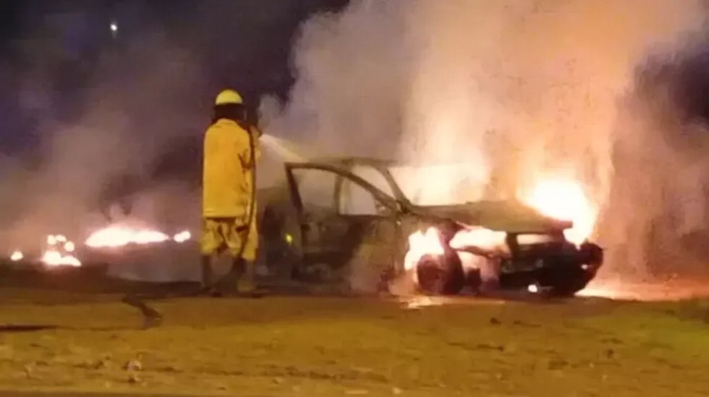 #MACABRO | FRENÓ EN UN SEMÁFORO, LO SECUESTRARON Y PRENDIERON FUEGO EL AUTO CON LA VÍCTIMA&nbsp;ADENTRO