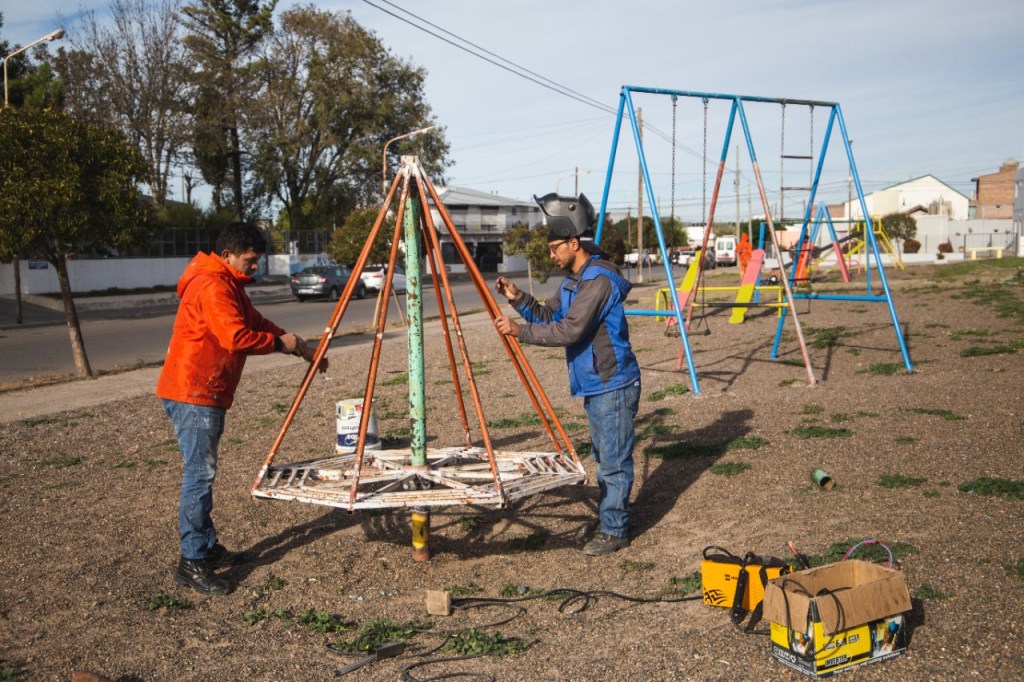 #RAWSON| Continúan con los trabajos de reparación en las plazas de la&nbsp;Capital
