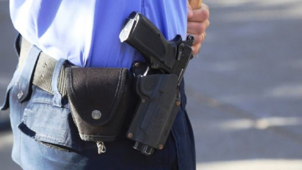 #ESTAFA | Cobraba $100 mil por poner custodia policial, pero enviaba a un civil con una pistola de&nbsp;juguete