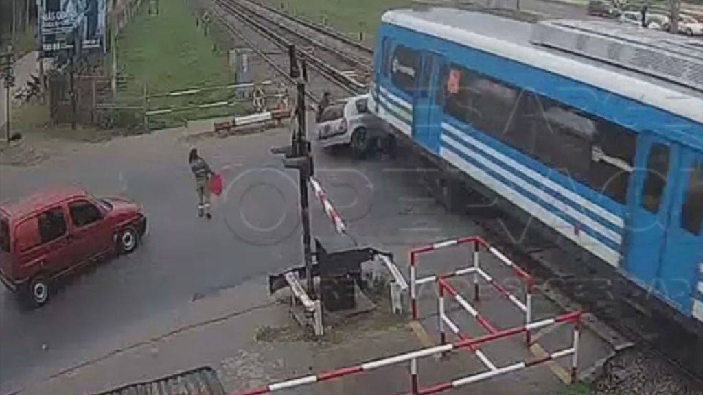 #VIDEO | ASÍ FUE COMO UN TREN ARROLLÓ UN AUTO QUE CRUZÓ CON LA BARRERA&nbsp;BAJA