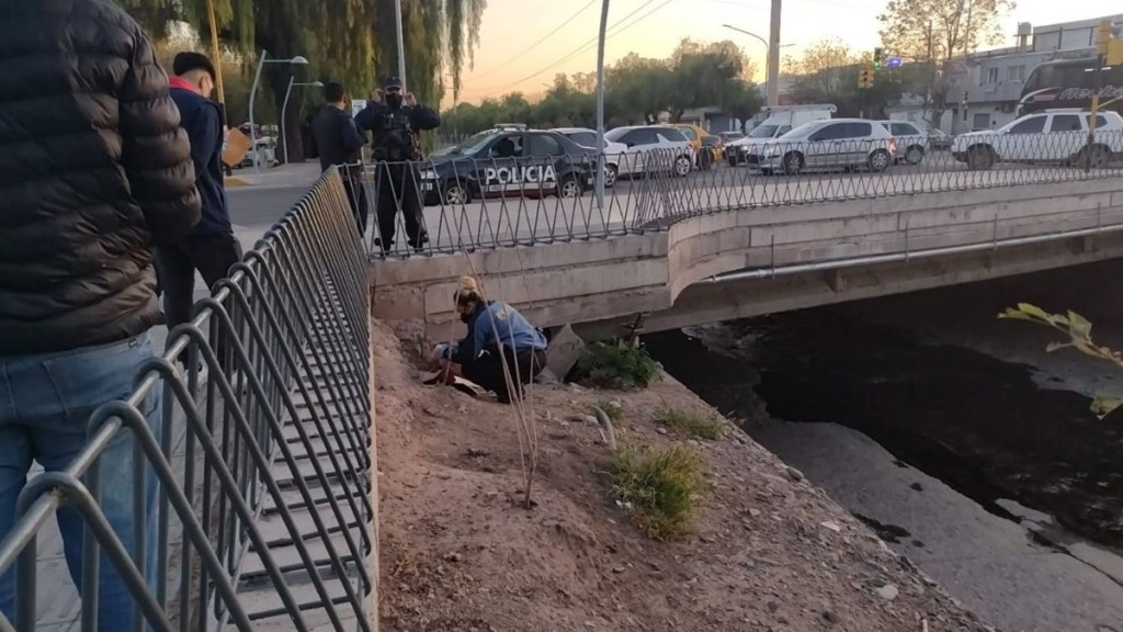 #HORROR | TRES HOMBRES VIOLARON A UNA MUJER QUE DORMÍA DEBAJO DE UN&nbsp;PUENTE