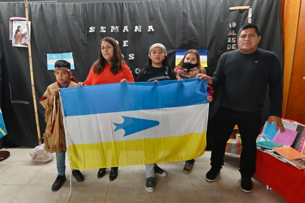 #TRELEW | Entrega de la bandera de los Pueblos Originarios a la Biblioteca Pedagógica&nbsp;N°2