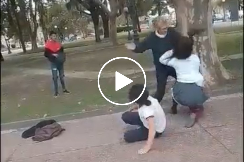#VIDEO | UNA MUJER SEPARÓ A CACHETADAS A DOS CHICAS QUE SE PELEABAN EN UNA&nbsp;PLAZA
