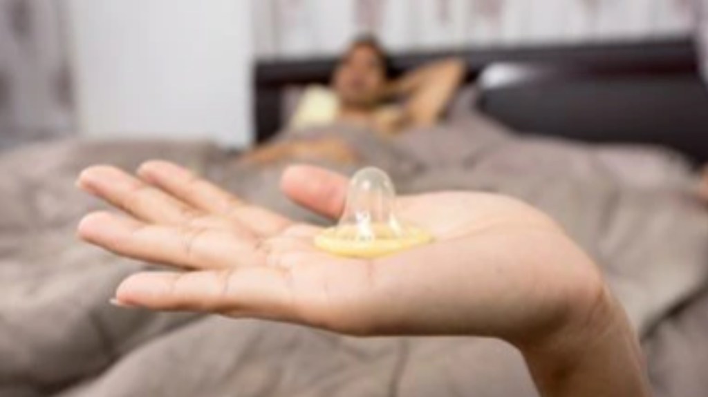 POLÉMICO: UNA MUJER PINCHABA LOS PRESERVATIVOS DE SU PAREJA PARA QUEDAR EMBARAZADA Y LA CONDENARON POR AGRESIÓN&nbsp;SEXUAL