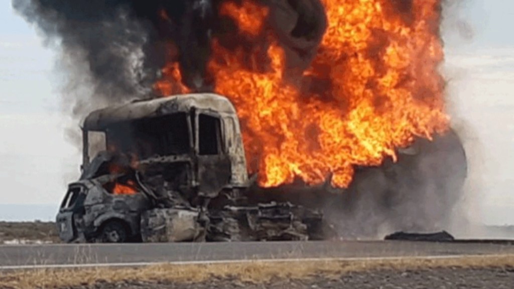 #TRAGEDIA | DOS PERSONAS MURIERON CARBONIZADAS AL CHOCAR Y EXPLOTAR UN CAMIÓN&nbsp;CISTERNA