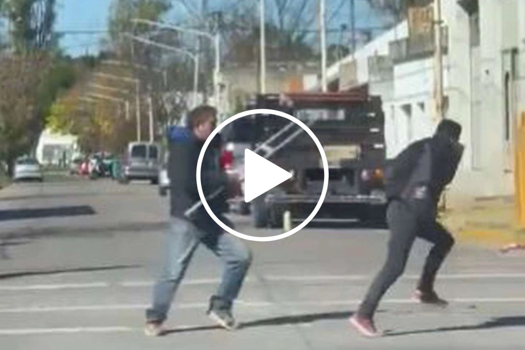 #INSÓLITO | VIDEO VIRAL: SIMULABA UNA DISCAPACIDAD, LO DESCUBRIERON Y SE PELEÓ CON UN MOTOCICLISTA A&nbsp;MULETAZOS