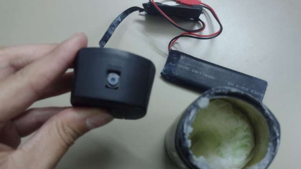 Le vendió un aromatizante con una cámara escondida y la grabó mientras se&nbsp;bañaba