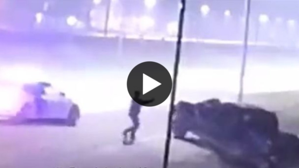 Video: pasó un semáforo en rojo y lo baleó la&nbsp;Policía