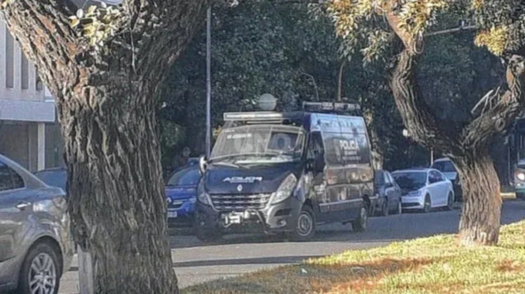 Allanaron una comisaría y encontraron a una pareja teniendo sexo en una&nbsp;oficina