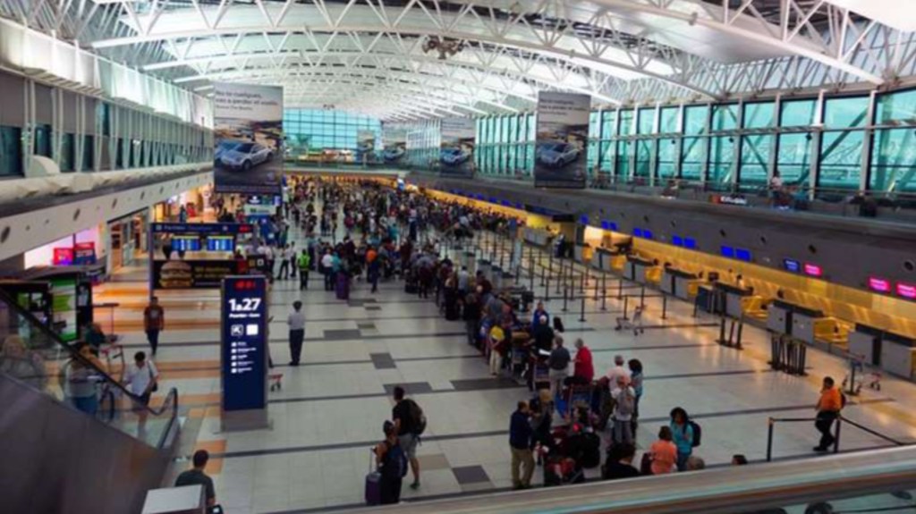 Insólito: hizo una falsa amenaza de bomba en Ezeiza para que su novio no perdiera el&nbsp;avión