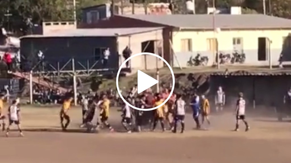 #VIDEO | CHICO DE 16 AÑOS DESFIGURADO A GOLPES EN BATALLA CAMPAL DURANTE UN PARTIDO DE&nbsp;FÚTBOL