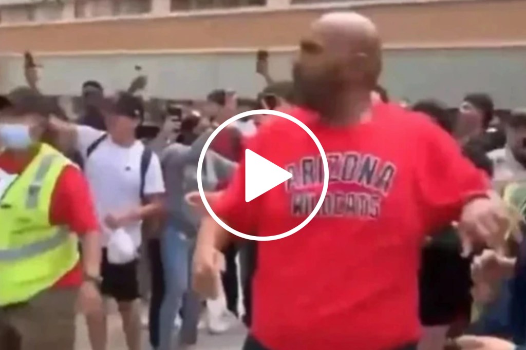 ESCÁNDALO: PADRE CANSADO DE QUE SUS HIJOS SUFRAN BULLYING SE AGARRÓ A PIÑAS CON 30&nbsp;ESTUDIANTES