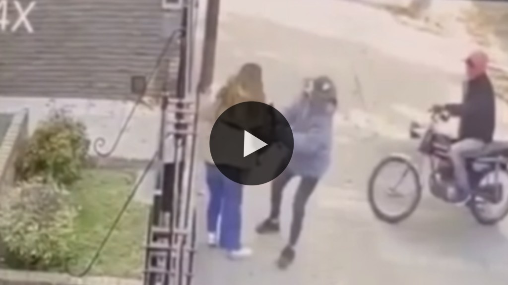 Video: motochorros arrastraron por la calle a una censista para robarle la&nbsp;cartera