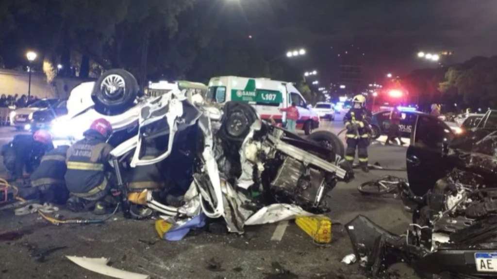 Dos muertos, entre ellas una menor de edad y diez heridos en impresionante choque entre cuatro&nbsp;autos