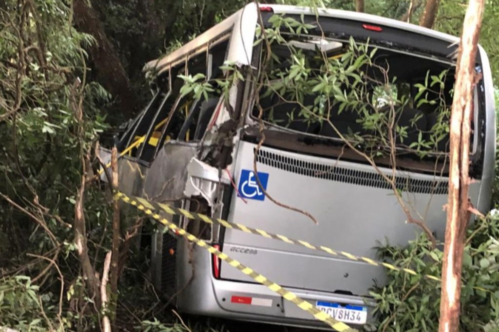 #TRAGEDIA | 7 MUERTOS AL CAER UN COLECTIVO POR UN&nbsp;PRECIPICIO