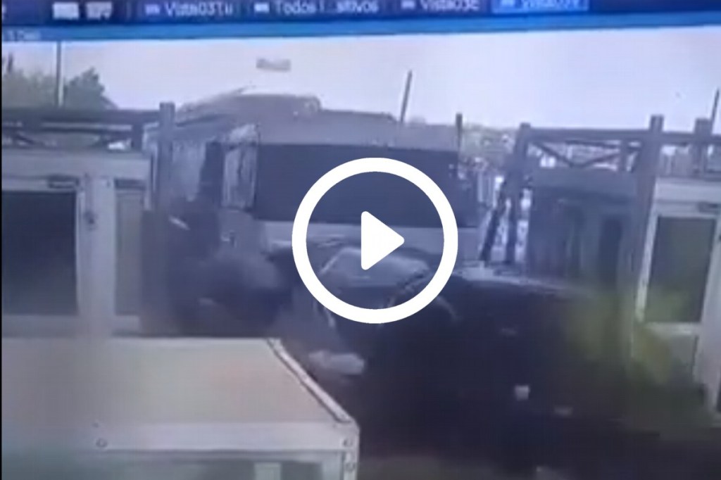 Video: Un camión a toda velocidad perdió el control y embistió brutalmente a dos autos en un&nbsp;peaje
