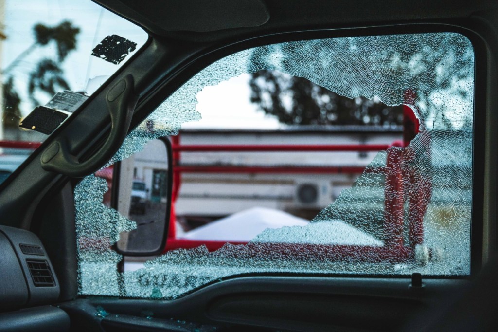 ATACARON A UNA CUADRILLA DE LA COOPERATIVA ELÉCTRICA DE TRELEW E HIRIERON DE UN PIEDRAZO A UN&nbsp;TRABAJADOR