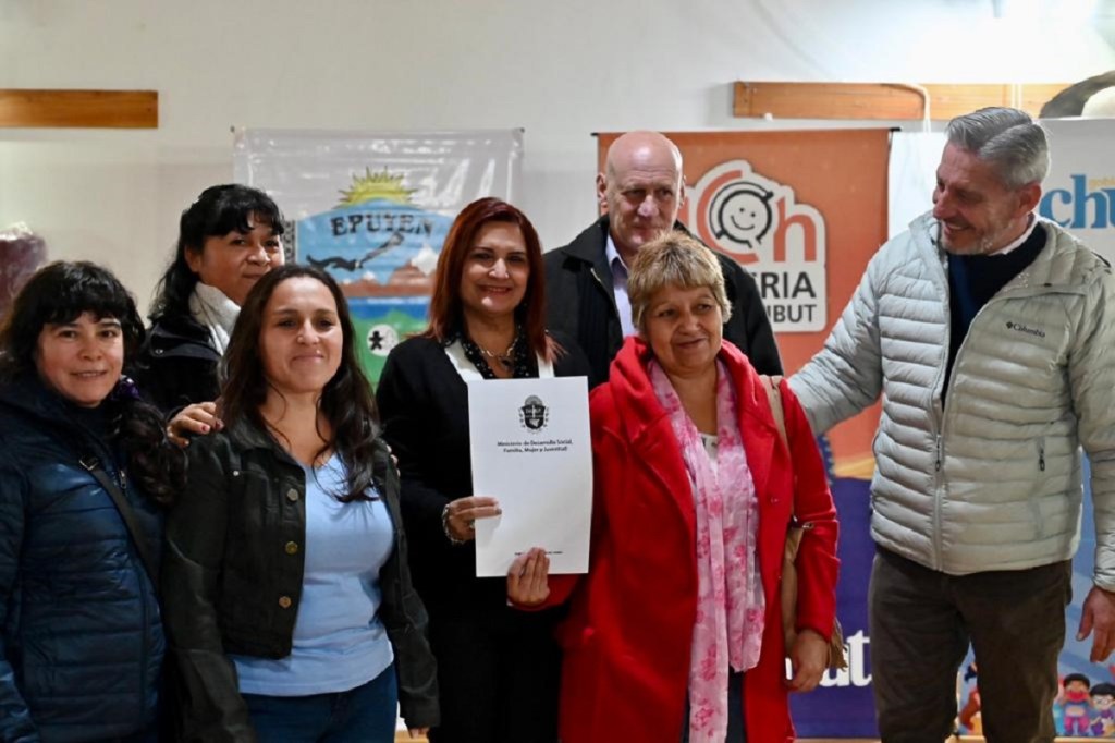 Arcioni firmó convenio en Epuyén para construir&nbsp;viviendas