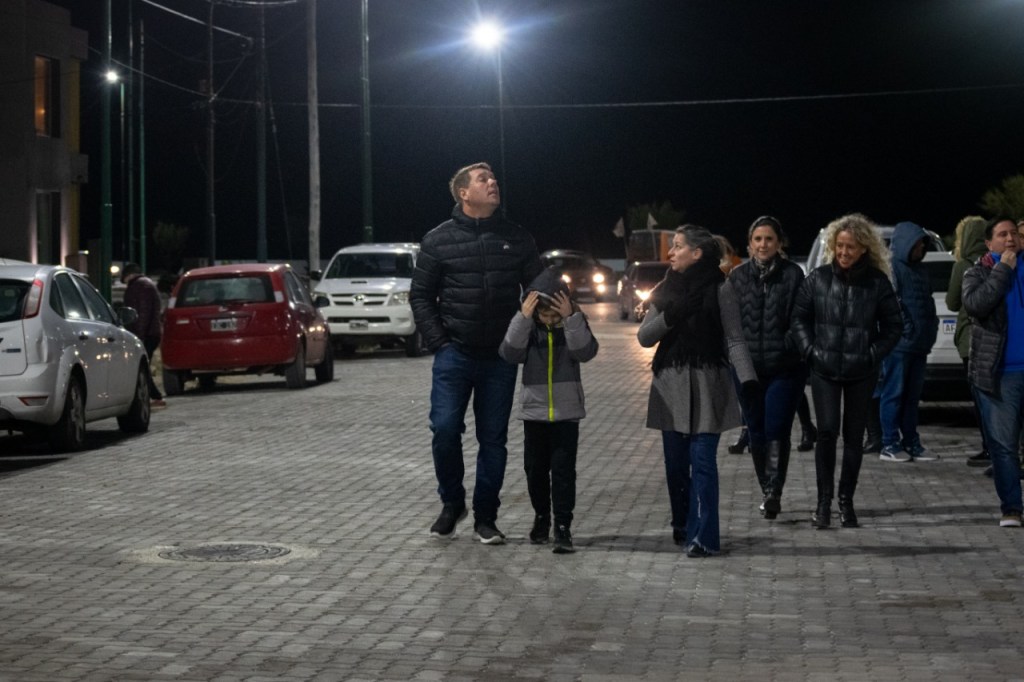 Biss inauguró el adoquinado y las nuevas luminarias de la Plaza Vivian&nbsp;Thomas