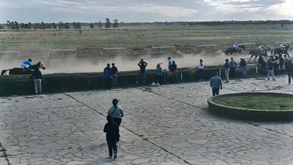 Saltó a la pista en un hipódromo y murió atropellada por un&nbsp;caballo