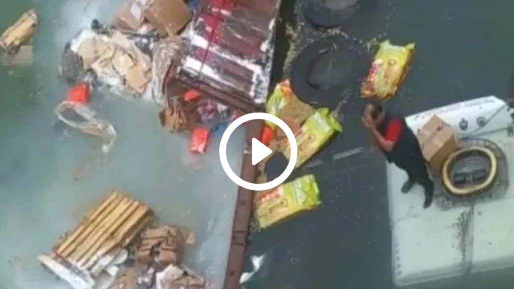 VIDEO: CAMIONERO INTENTÓ ESQUIVAR UN PIQUETE Y CAYÓ DESDE UN PUENTE A UN&nbsp;RÍO