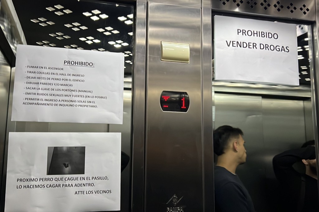 Pegaron insólitos carteles en el ascensor y las imágenes se hicieron&nbsp;virales