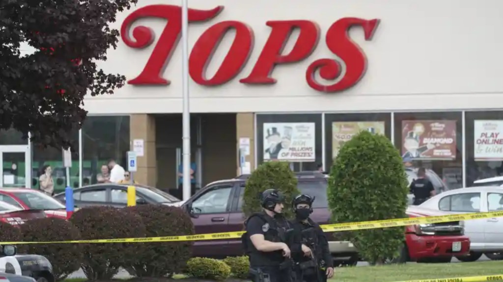 Joven de 18 años entró a un supermercado a los tiros y mató al menos a 10&nbsp;personas