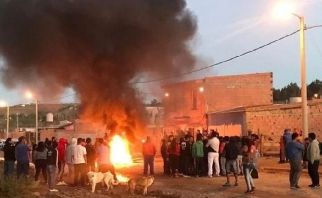 LO ACUSARON DE VIOLAR A SUS HIJAS, LO LINCHARON, LO ROCIARON CON NAFTA Y LO MATARON PRENDIÉNDOLO&nbsp;FUEGO