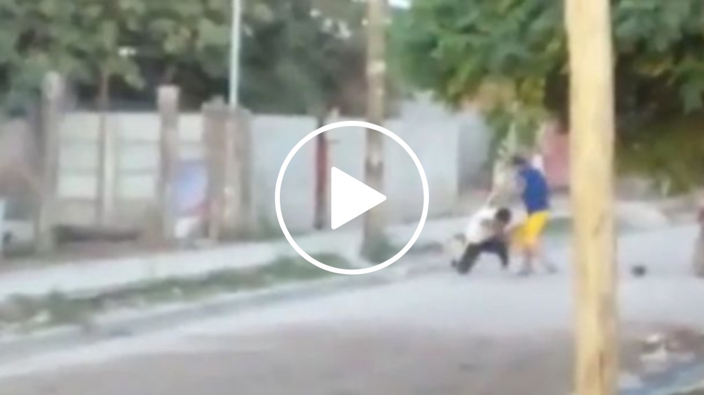 VIDEO: UN JOVEN RECIBIÓ UN MACHETAZO EN LA CABEZA AL DEFENDER A SU MADRE DE UNA GOLPIZA DE SU&nbsp;PAREJA