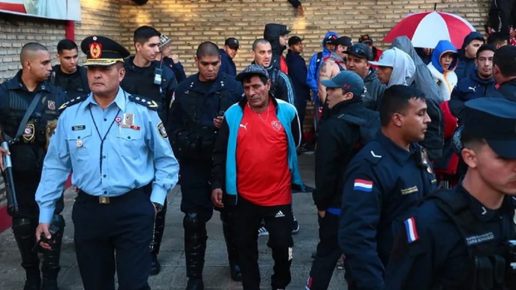 Expulsaron de Paraguay a 45 hinchas de Independiente por portación de drogas y&nbsp;armas