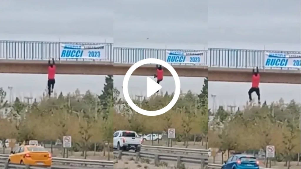 DRAMÁTICO: COLGABA UN CARTEL Y QUEDÓ COLGANDO DE UN PUENTE AL BORDE DE LA&nbsp;MUERTE