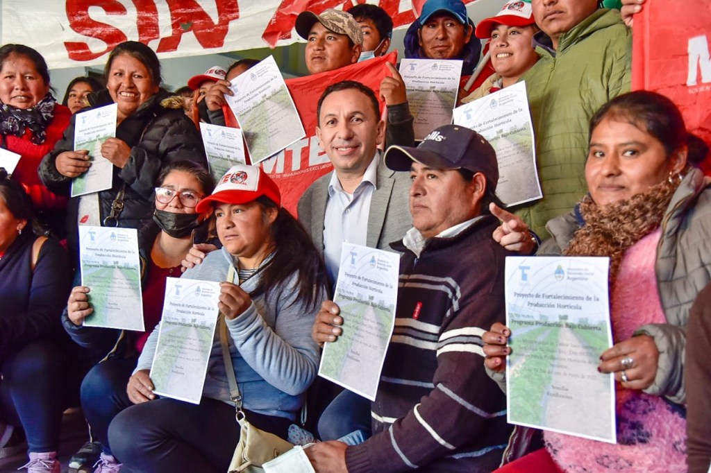 Entrega de invernáculos e insumos a productores de&nbsp;Trelew